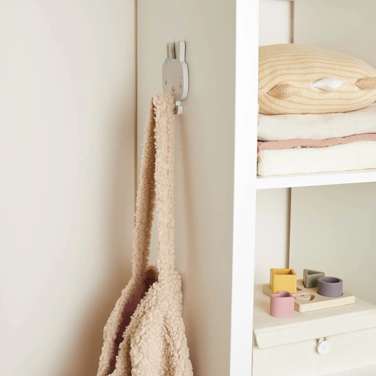 Bieco Spielwaren Kindergarderobe Hase In Blau – Bild 10